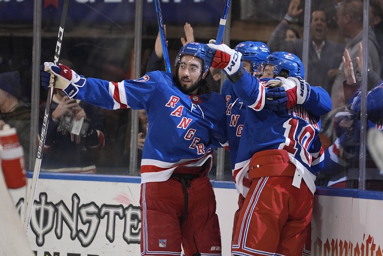 New York Rangers vyřadili Carolinu Hurricanes vzájemnými góly k vítězství